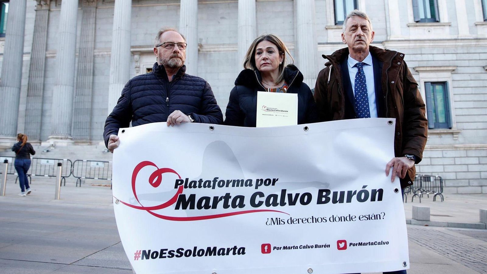 La mare de Marta Calvo al Congrés dels Diputats on ha presentat una iniciativa legislativa per a tipificar com a delicte l'ocultació intencionada d'un cadàver