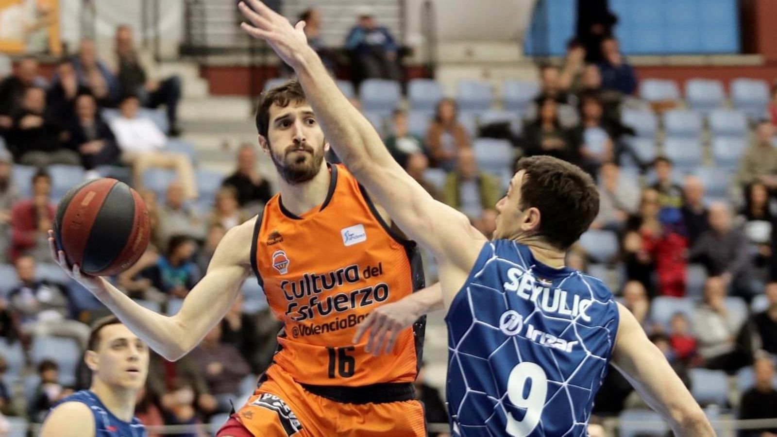 El base del València Guillem Vives, en un moment del partit. EFE