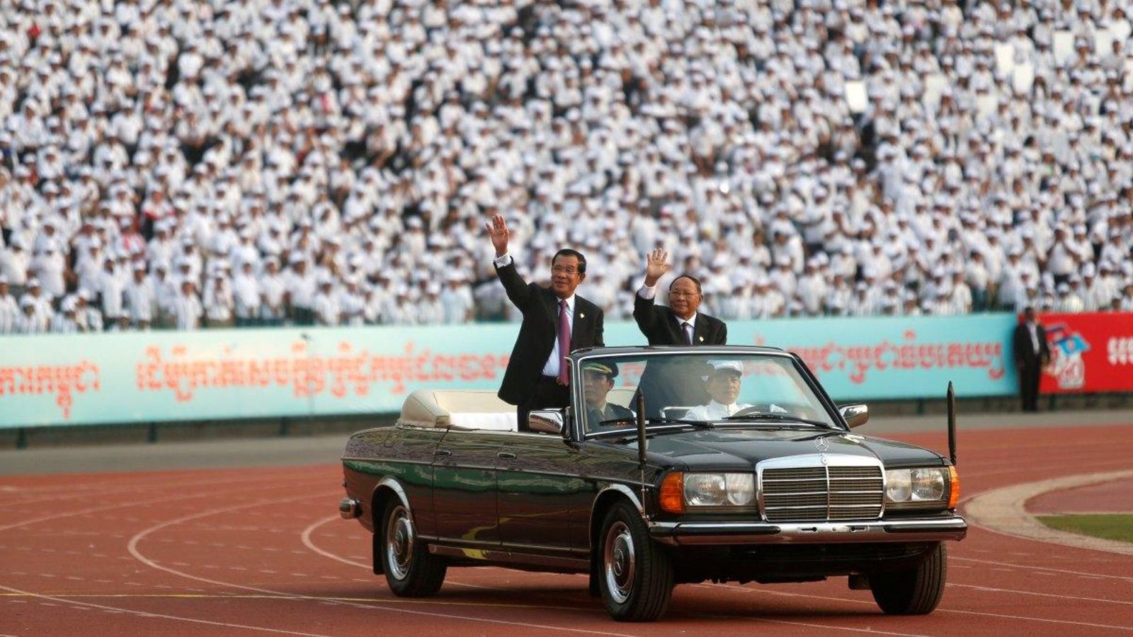El primer ministre Hun Sen (esquerra) durant la celebració a l'estadi Olímpic de Cambodja El primer ministre Hun Sen (esquerra) durant la celebració a l'estadi Olímpic de Cambodja