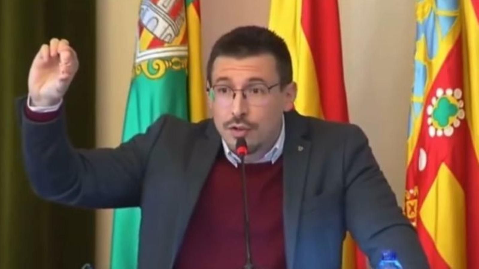 El regidor de Comerç, Consum, Família i Infància, Alberto Vidal (Vox), en sessió plenària