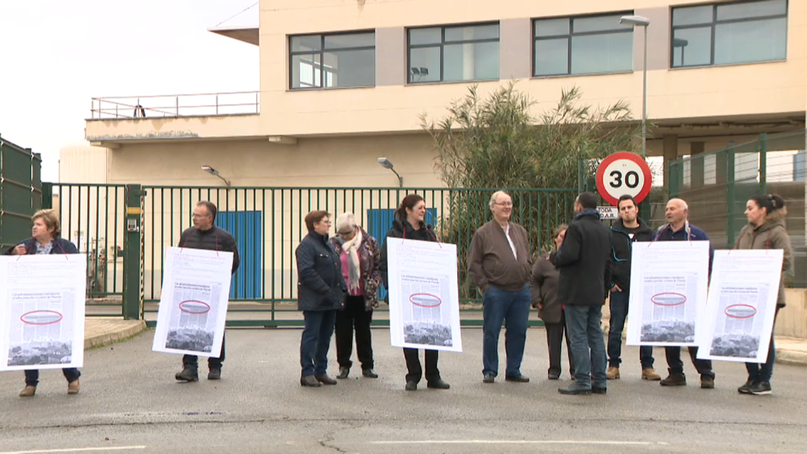 El veïnat de Pinedo es manifesta davant la depuradora el passat desembre
