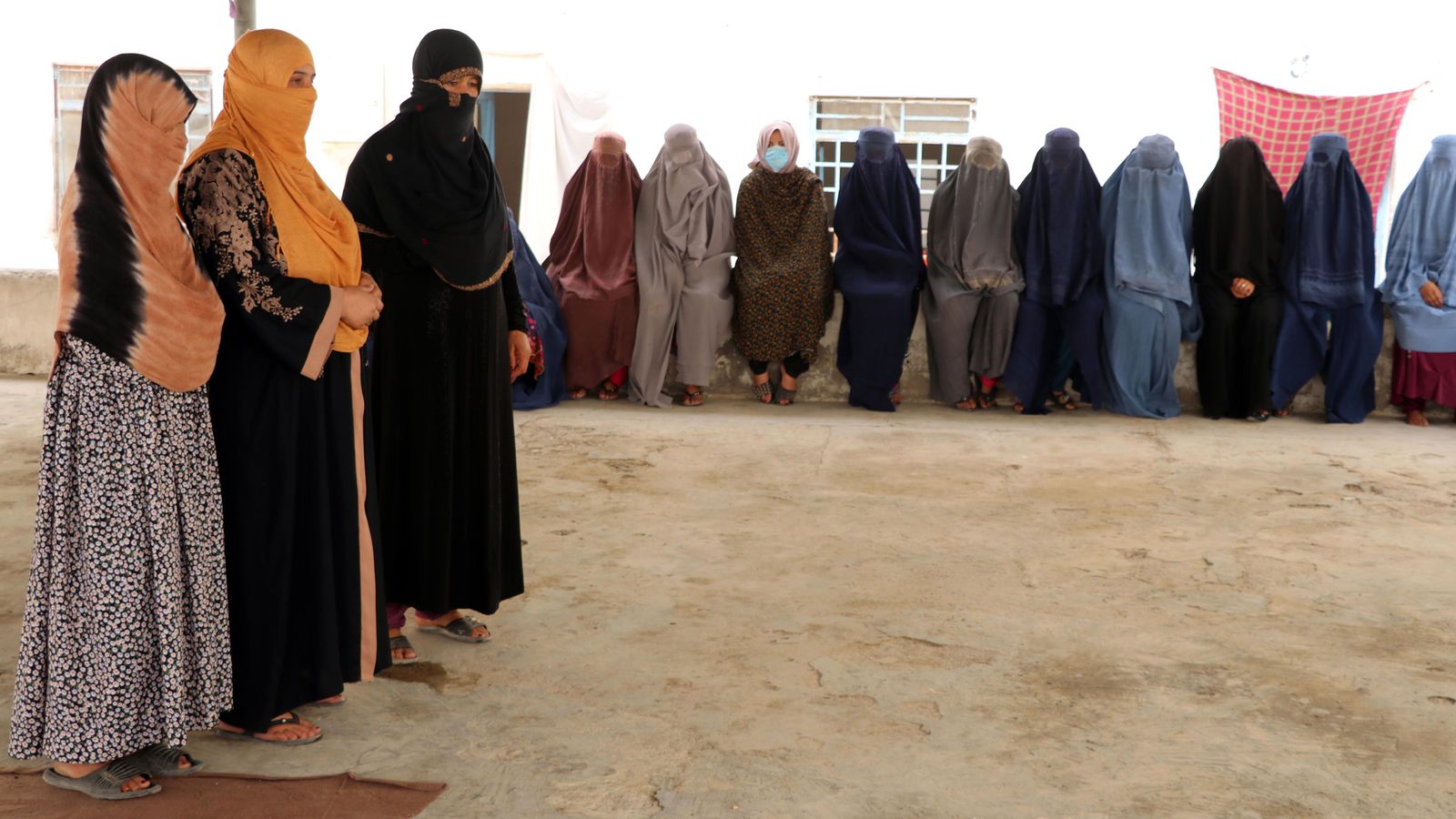 Presoneres afganeses escolten les funcionàries de la presó de Kandahar