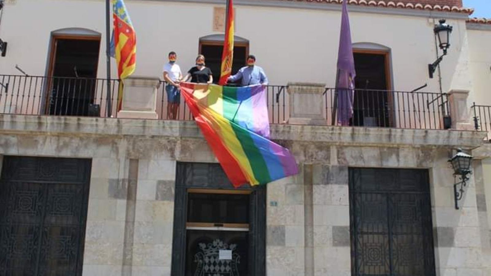 Bandera LGTBI penjada a l'Ajuntament de Nules