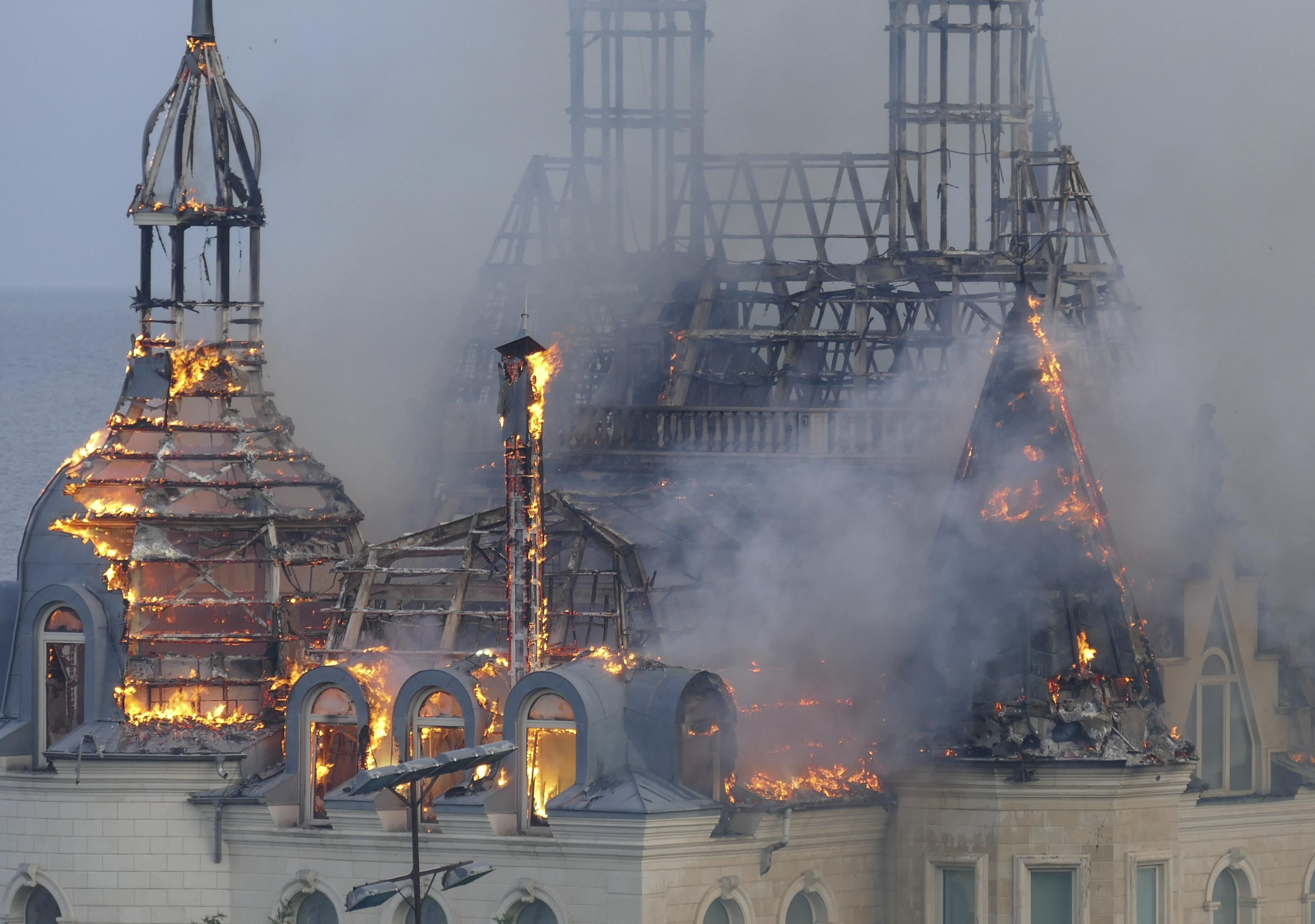 Fum i flames en edificis després d'un atac amb míssils a Odessa, Ucraïna Fum i flames en edificis després d'un atac amb míssils a Odessa, Ucraïna