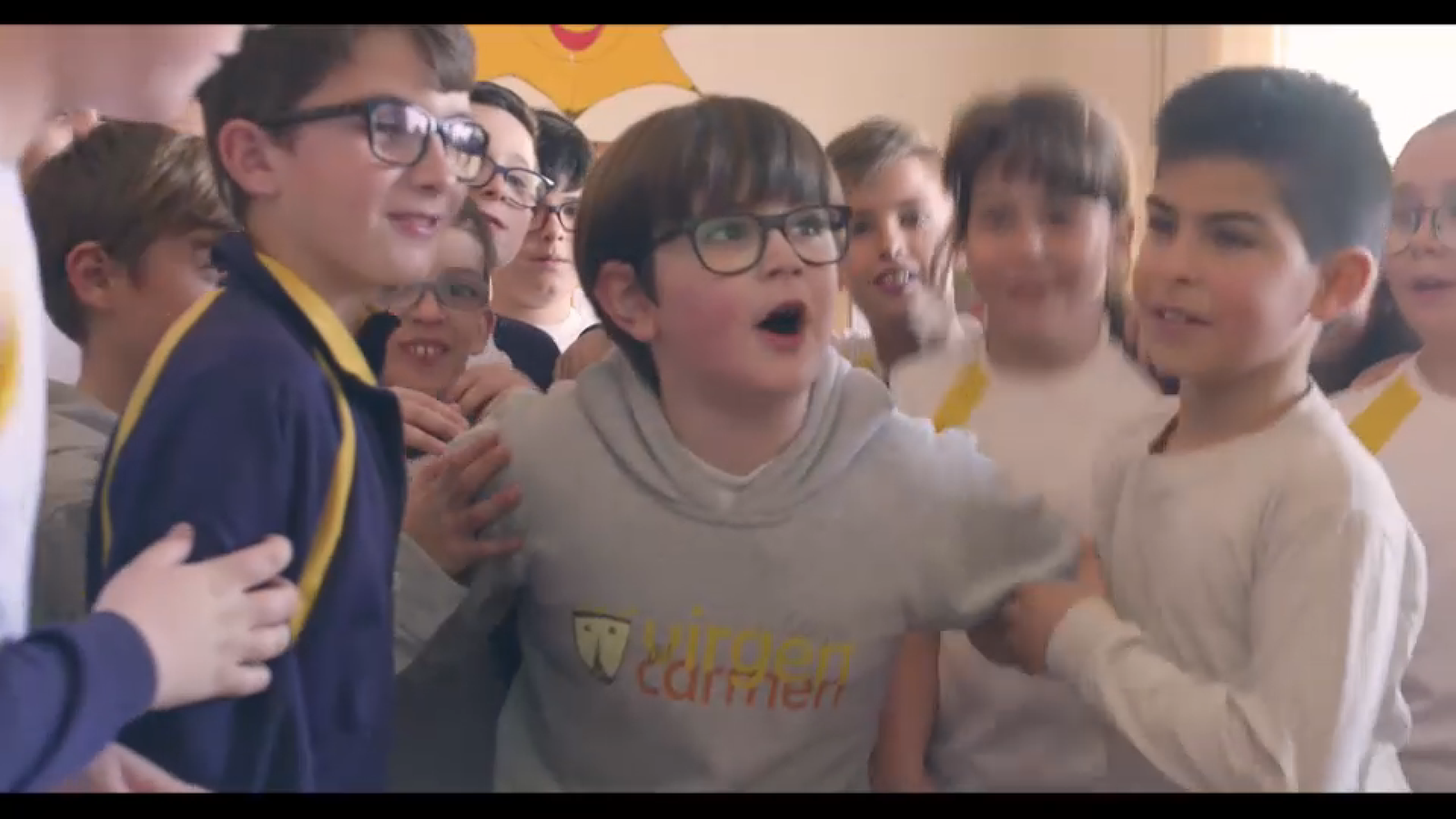 Un grup de xiquets d'una escola, companys d'altres amb TEA, dels que han participat en el documental