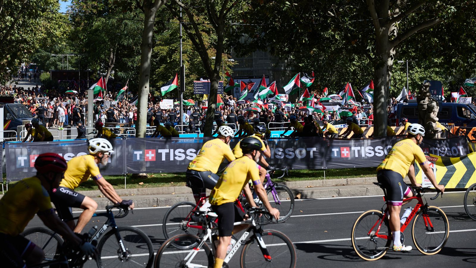 Ciclistes passen al costat de les manifestacions propalestines a Madrid