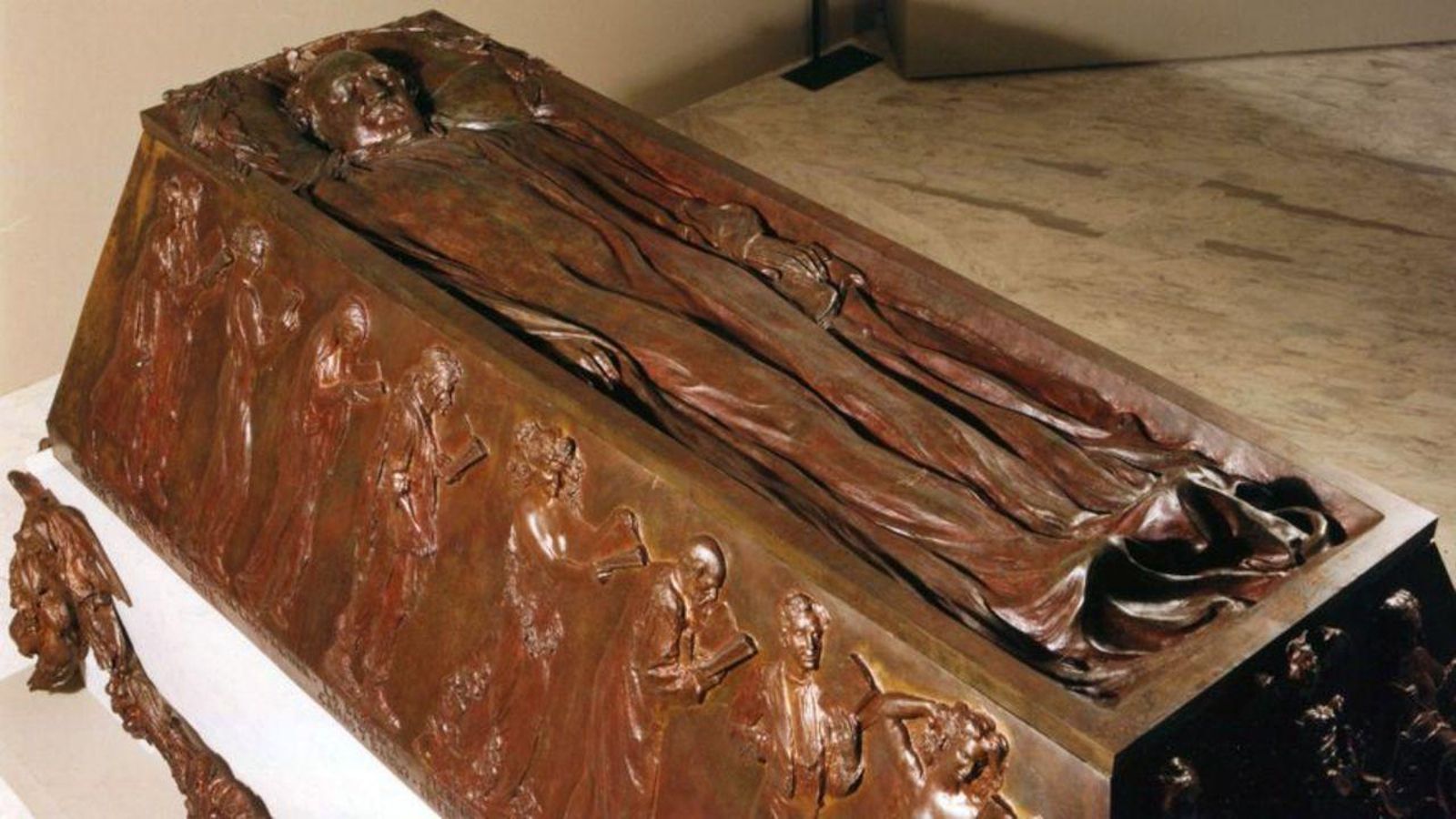 El sarcòfag de Blasco Ibàñez el 1998,  acabat de restaurar i amb la pàtina daurada rogenca original que li va donar Benlliure