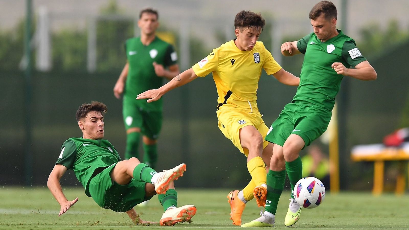 Dos jugadors de l'Elx i un del Cartagena pugenen per la pilota