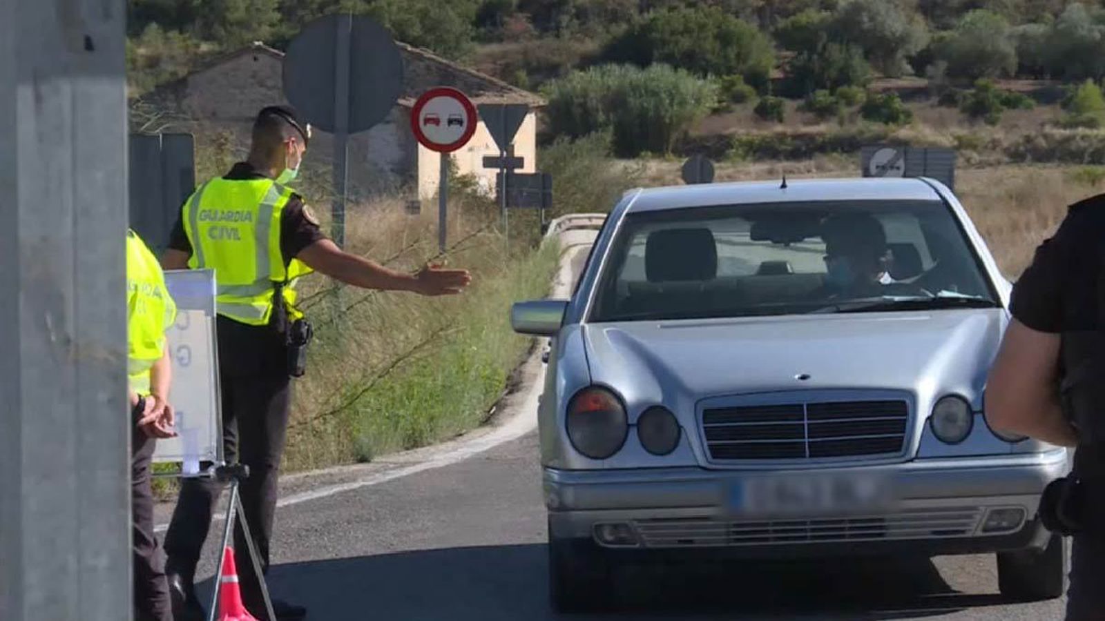 Imatge de la patrulla de la Guàrdia Civil a les entrades de Benigànim
