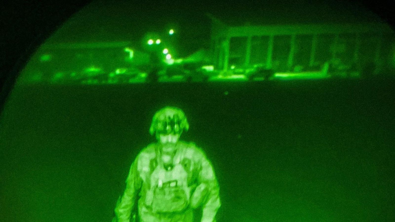 El major general Chris Donahue, últim membre del servei estatunidenc a eixir de l'Afganistan, abans de pujar a l'avió a Kabul