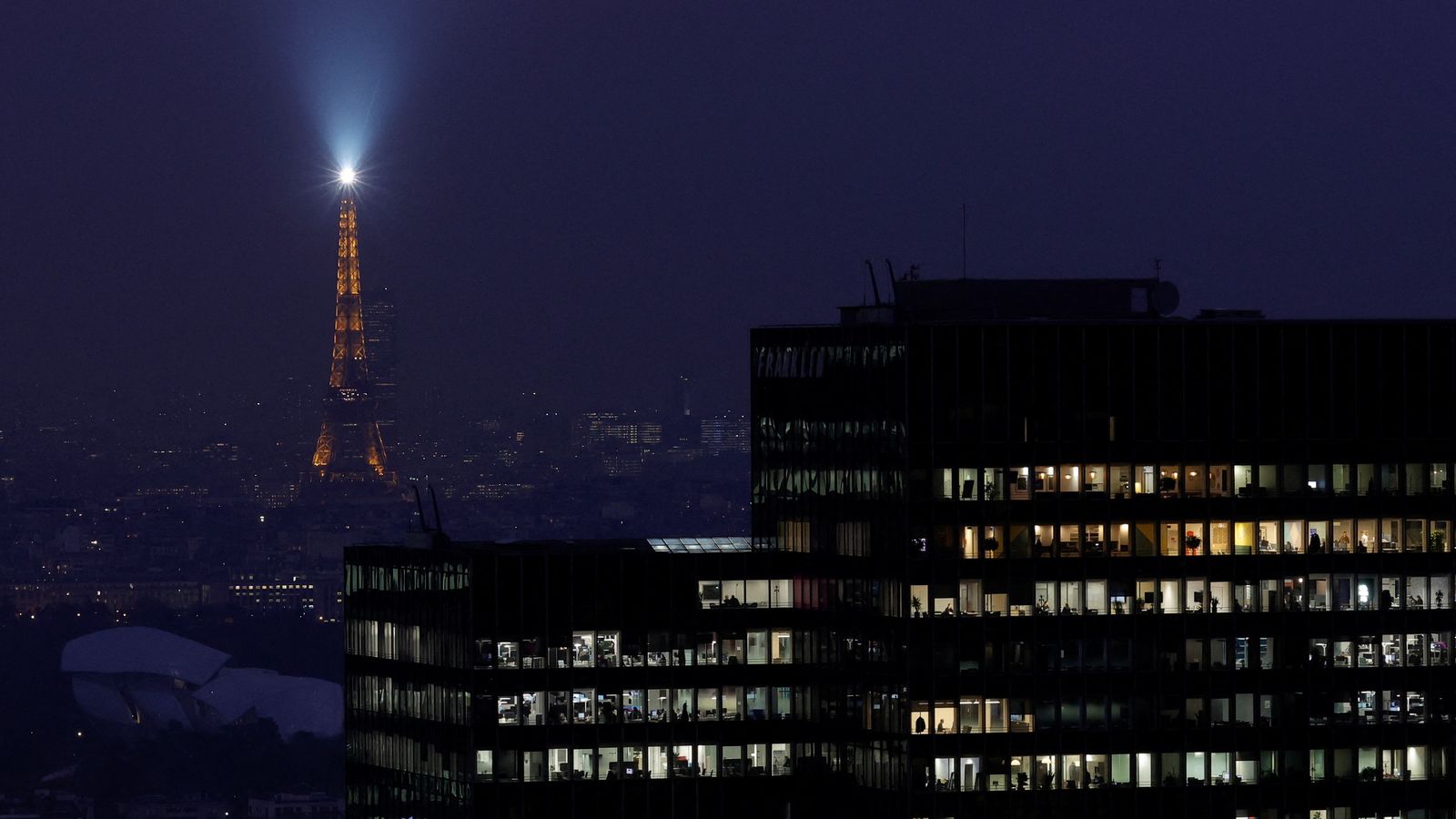 La Torre Eiffel il·lumina el cel de París