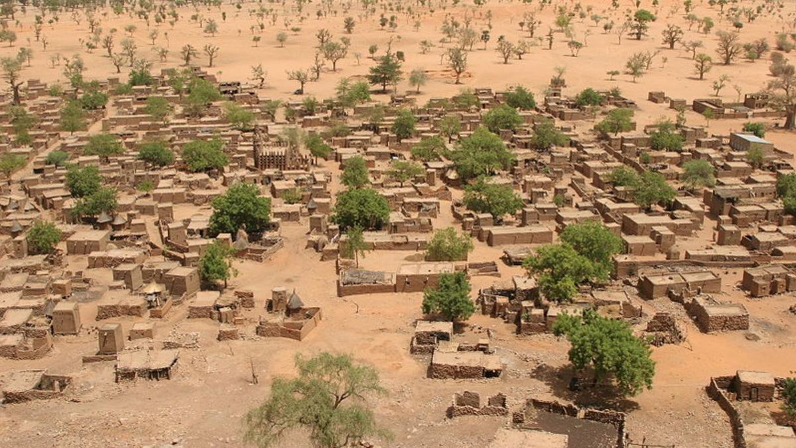 Imatge aèria d'una de les aldees típiques de Mali