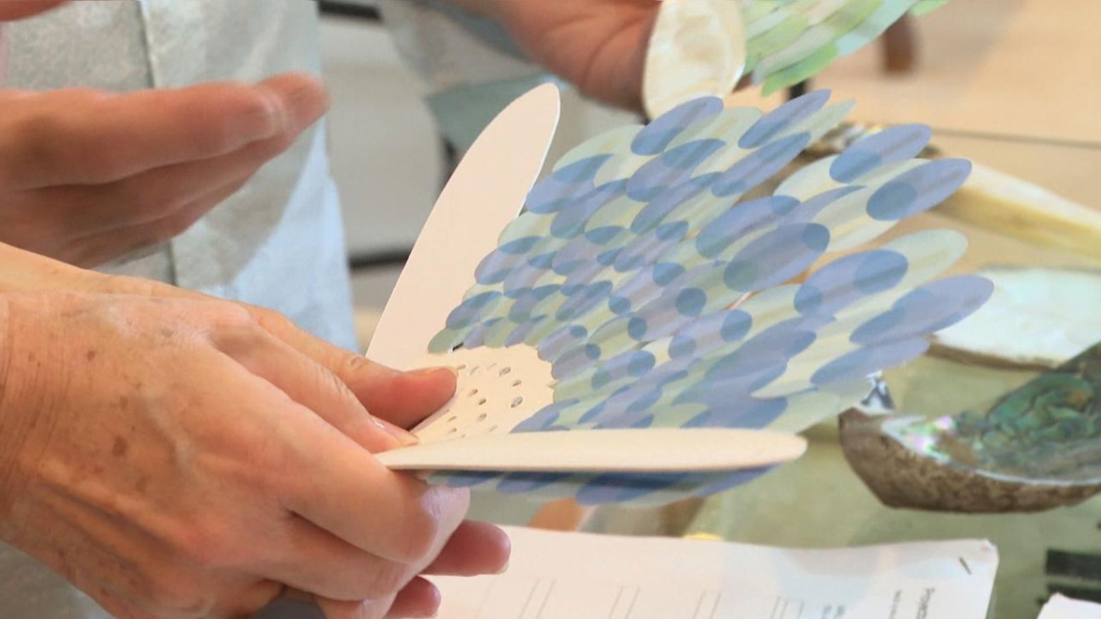 L'últim taller d'Europa que crea ventalls de nacre es troba a Aldaia