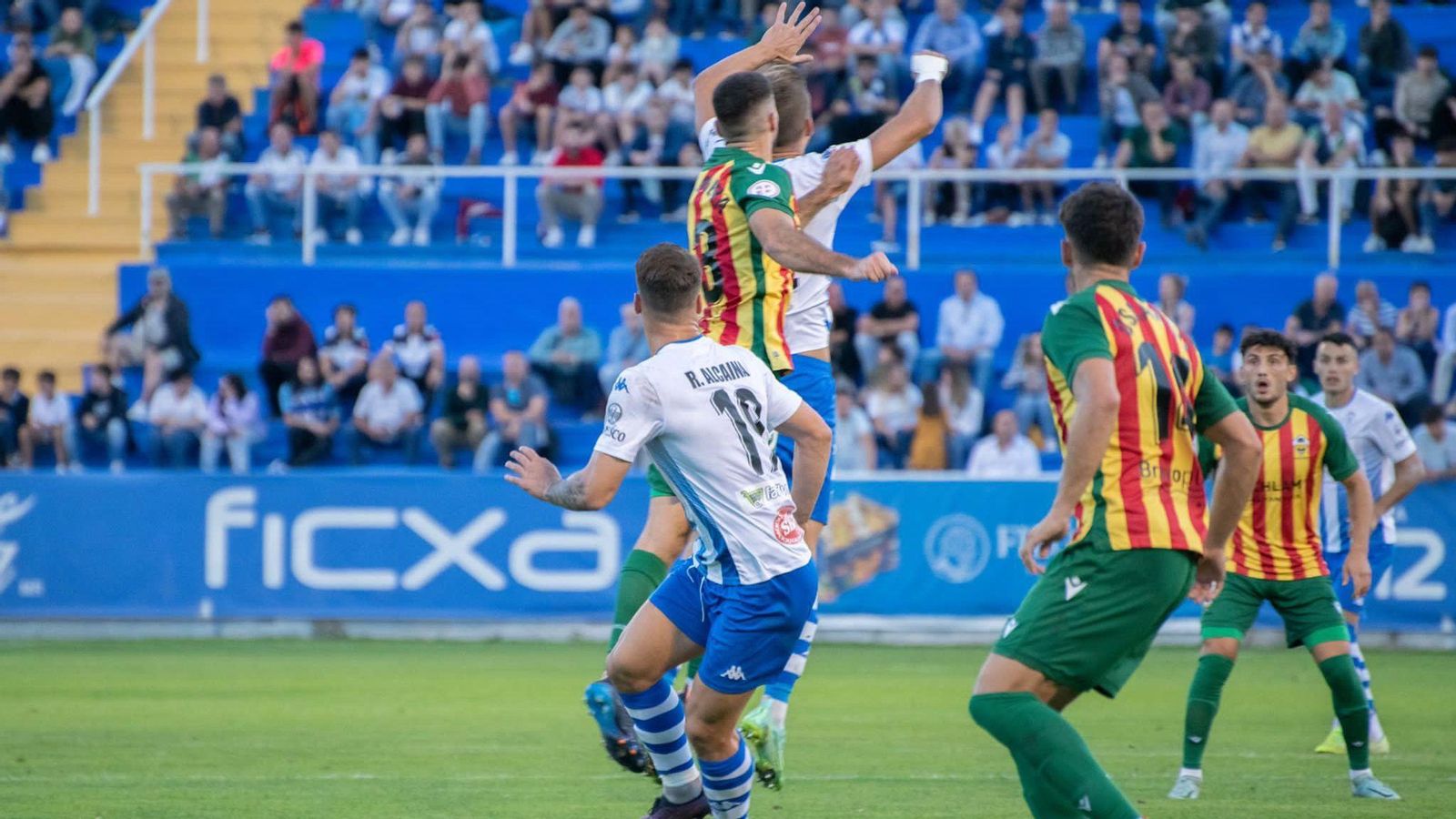 Dos jugadors lluiten per una pilota dividida