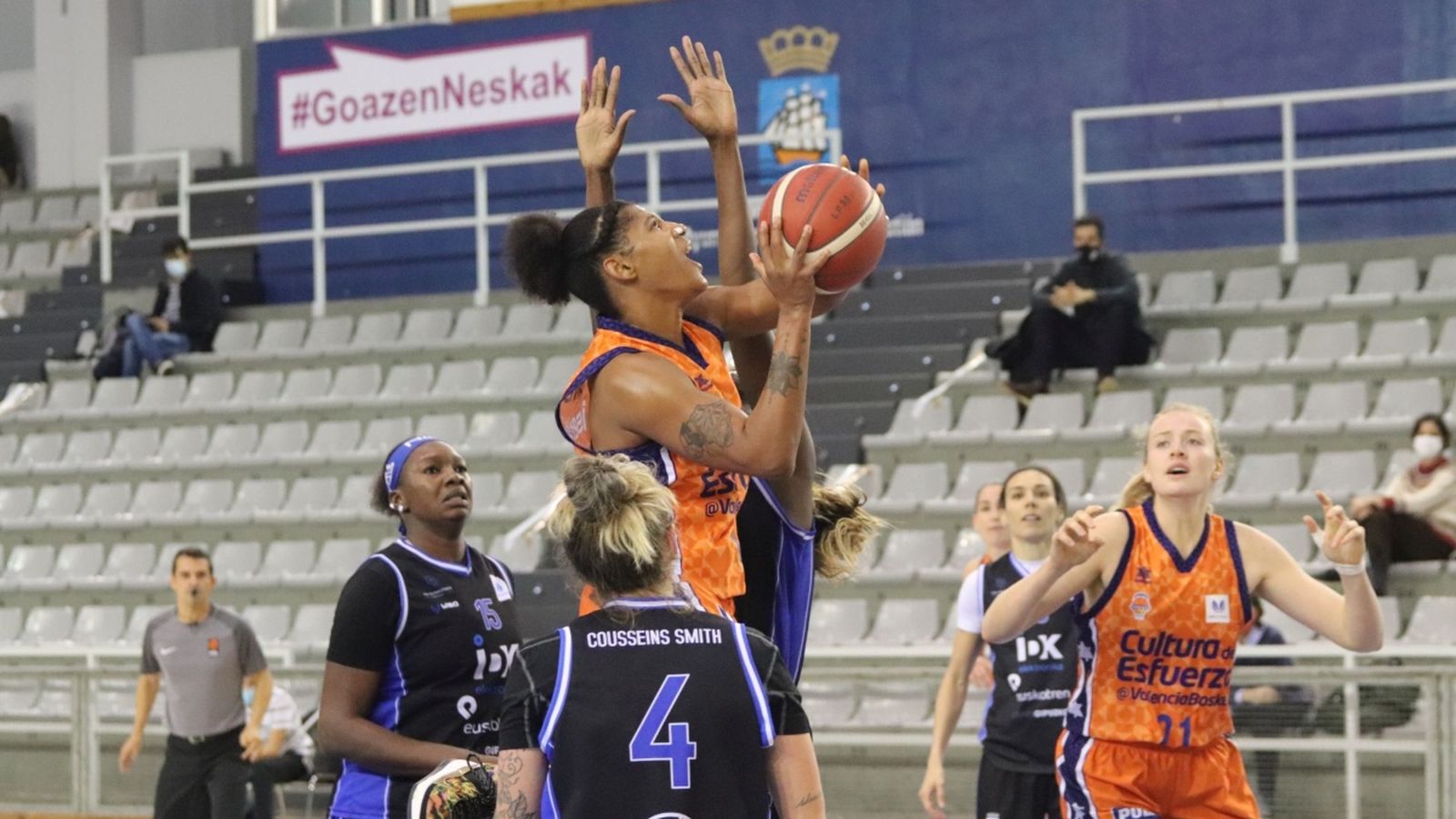 Celeste Trahan-Davies tracta de fer una cistella