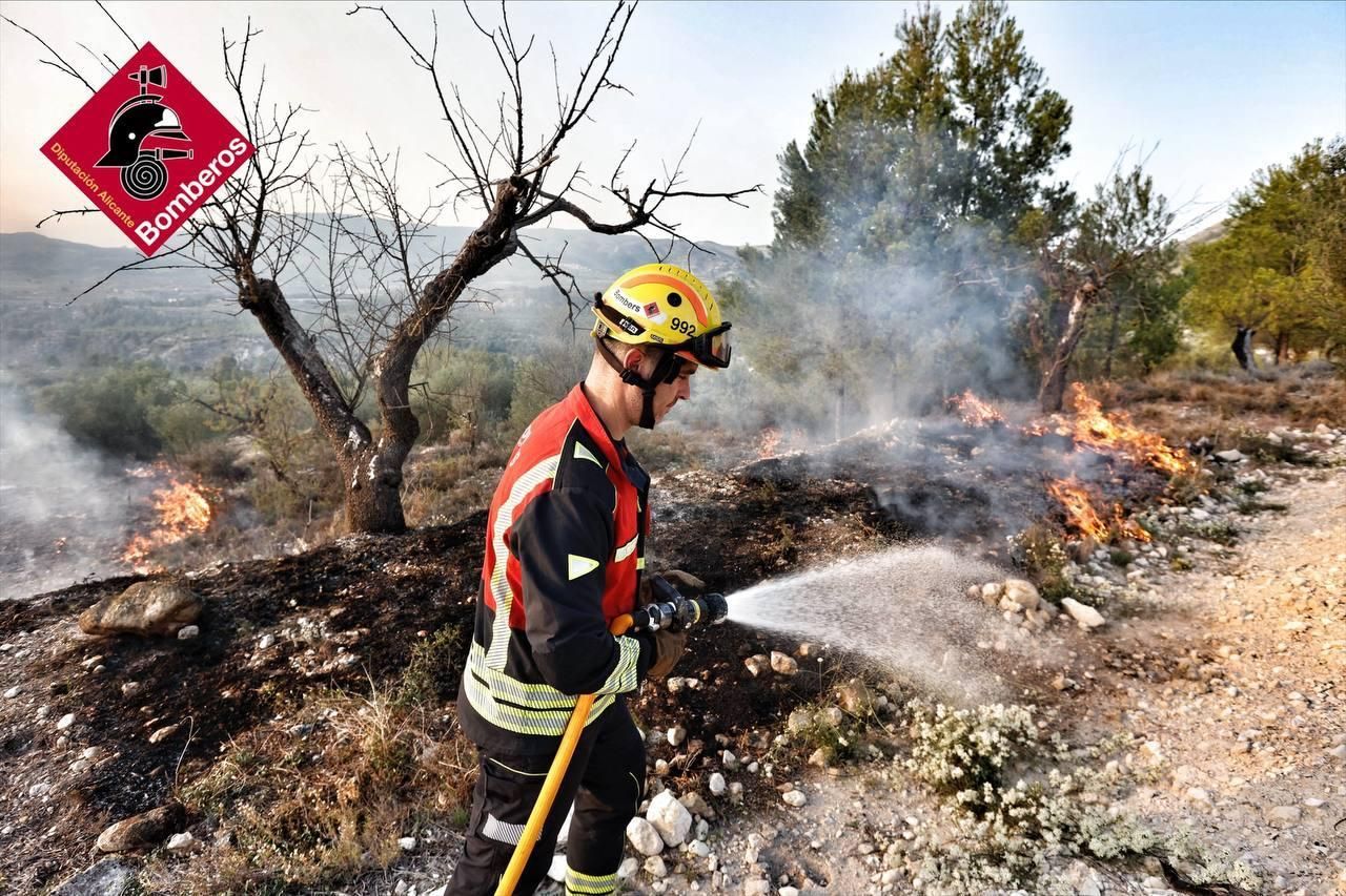 Els bombers lluiten contra les flames