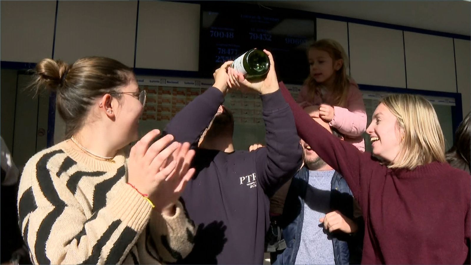 Un grup de veïns de Castelló de Rugat celebra el primer premi