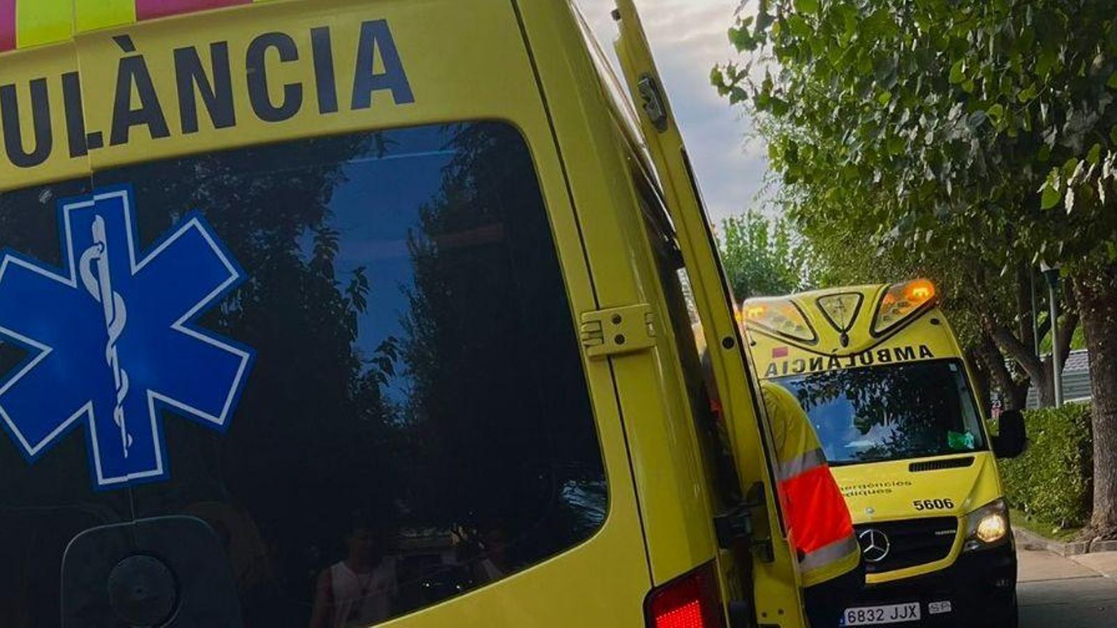 Imatge de l'ambulància al lloc dels fets