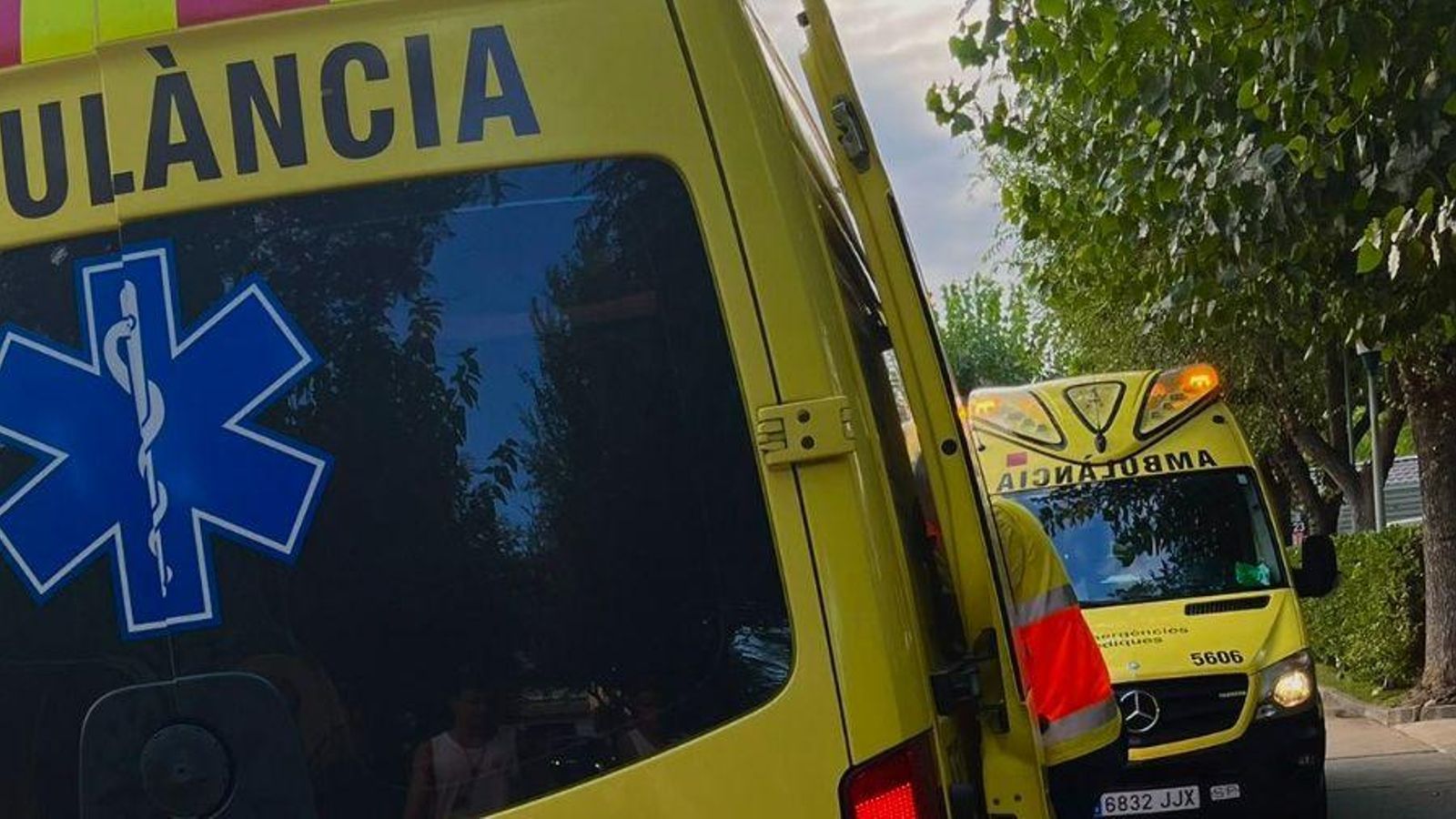 Imatge de l'ambulància al lloc dels fets