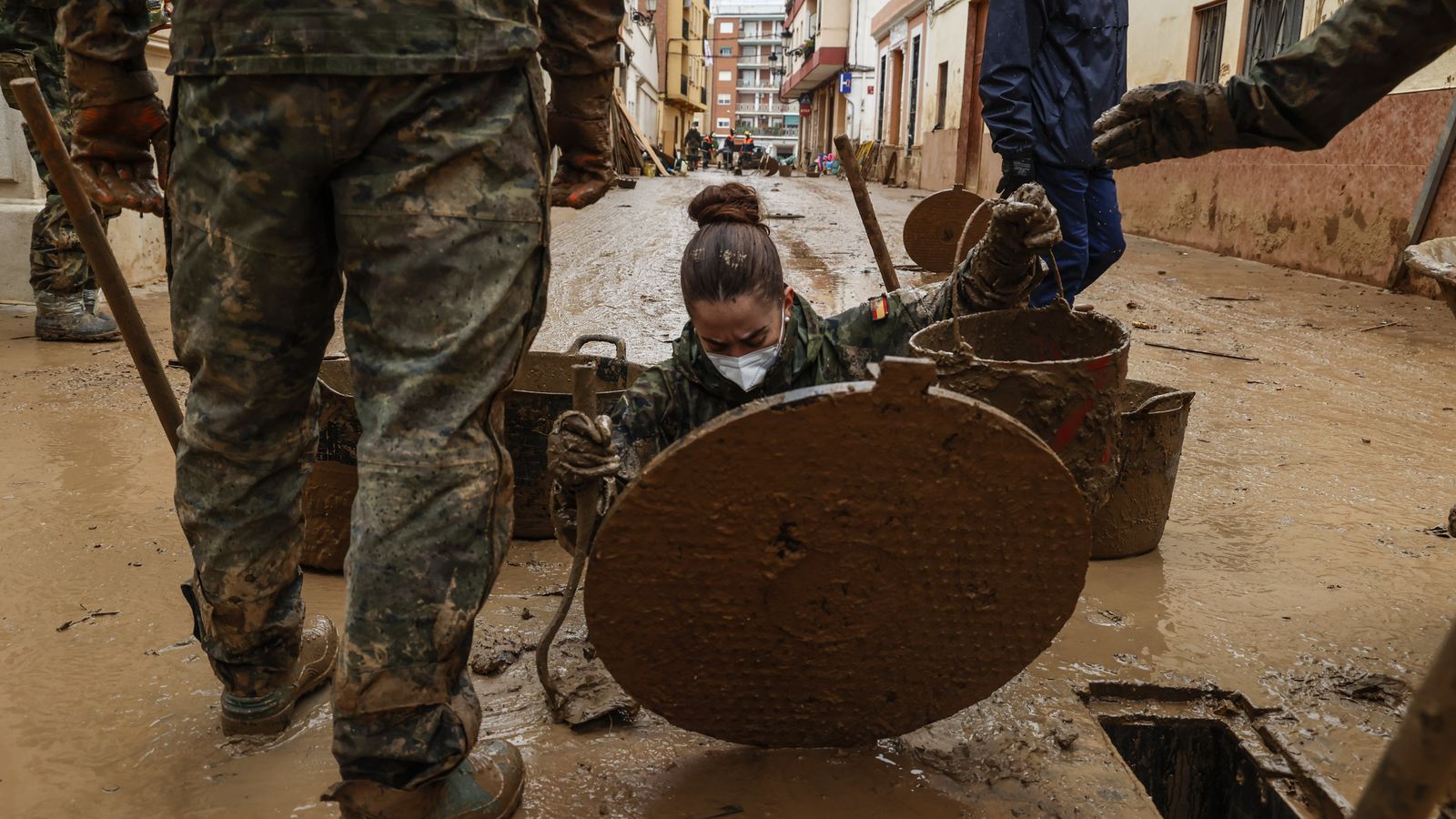 Militars treballen per a desatascar el clavegueram en un imatge d'arxiu a Paiporta.
