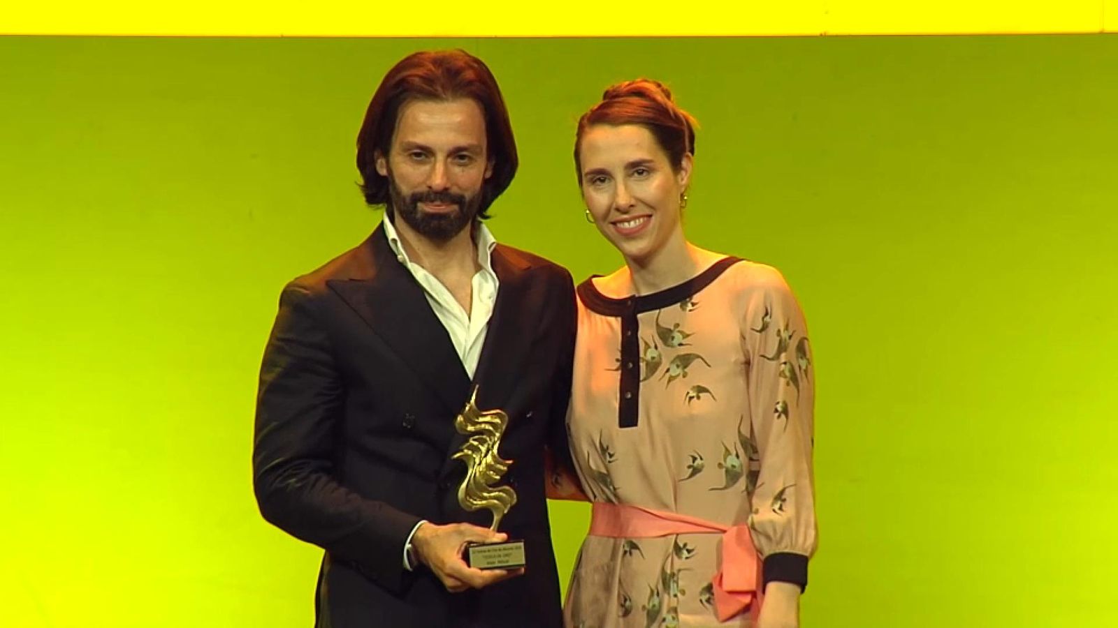 La directora, Gala Gracia, i el productor, Carlo d'Ursi, amb la Tessel·la d'Or per 'Lo queda de ti' 'Lo queda de ti'
