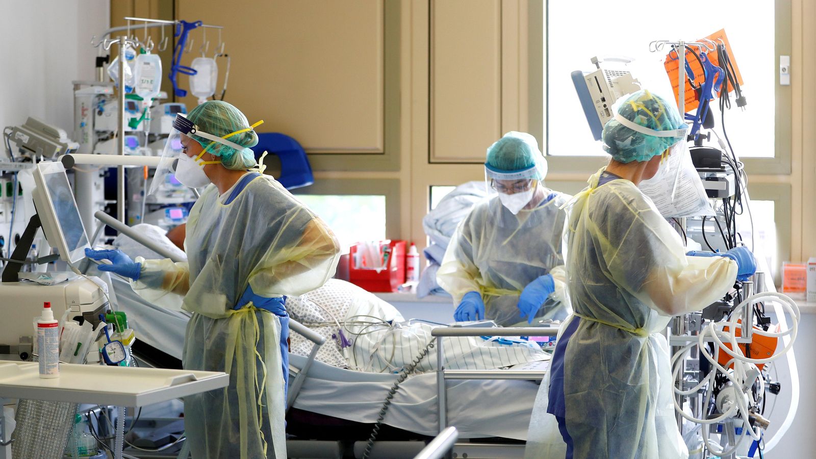 Sanitàries tracten a un pacient en una UCI d'un hospital a Darmstadt (Alemanya)