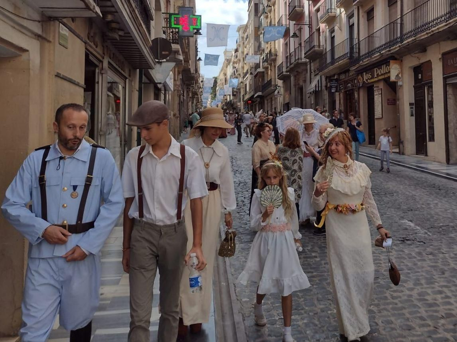 La gent desfila amb la indumentària modernista