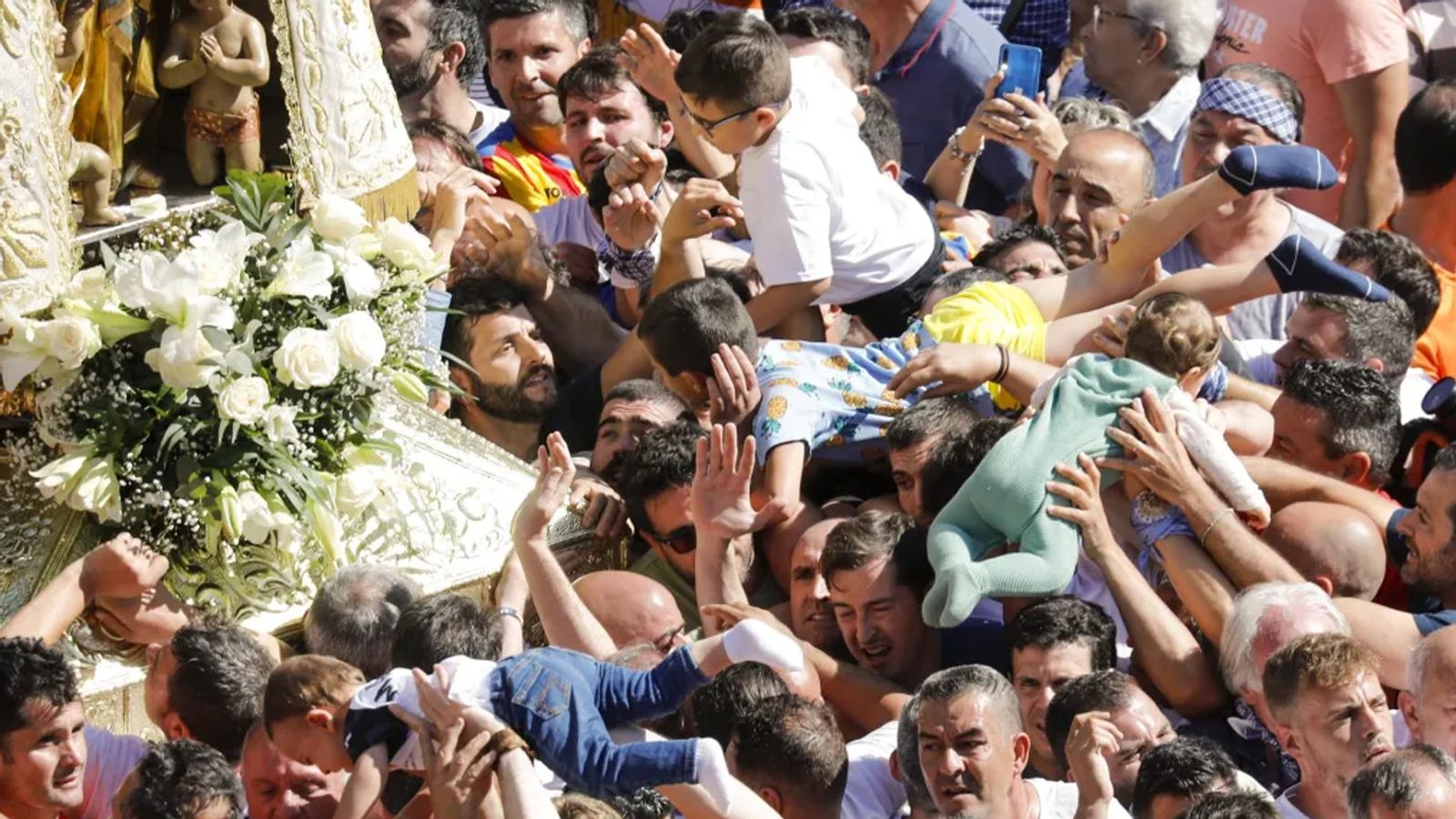 Moment del tradicional trasllat de la imatge