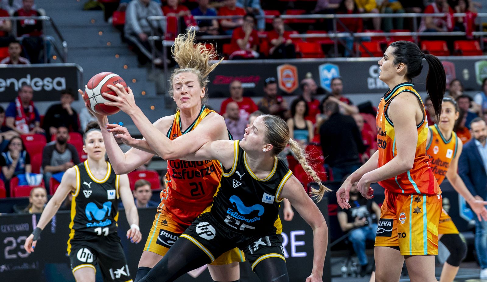 Partit de quarts de final de la Copa de la Reina entre el València Basket i el Movistar Estudiantes