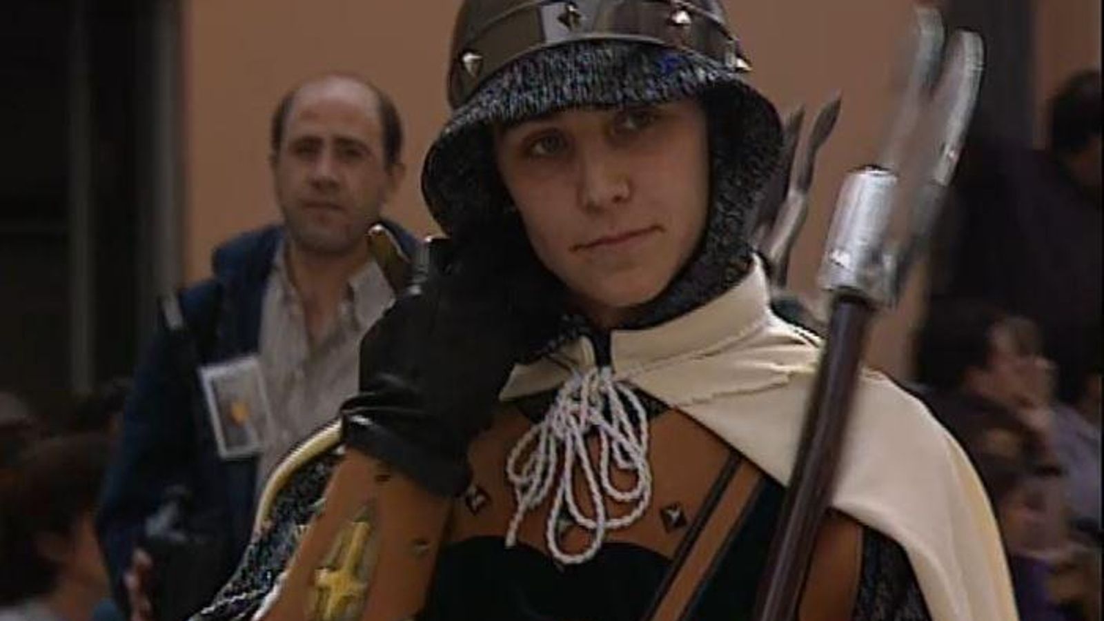 El programa 'Dossiers' tracta la presència de la dona en les festes de Moros i Cristians d'Alcoi del 1998