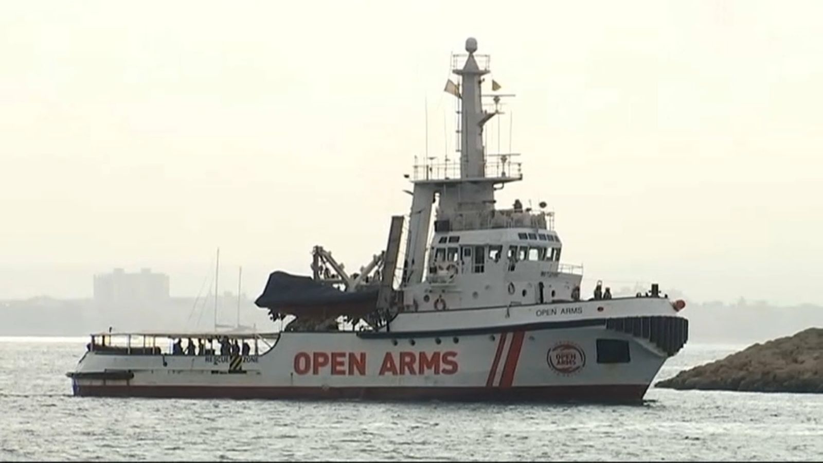 L’embarcació d'Open Arms acostant-se a Algesires