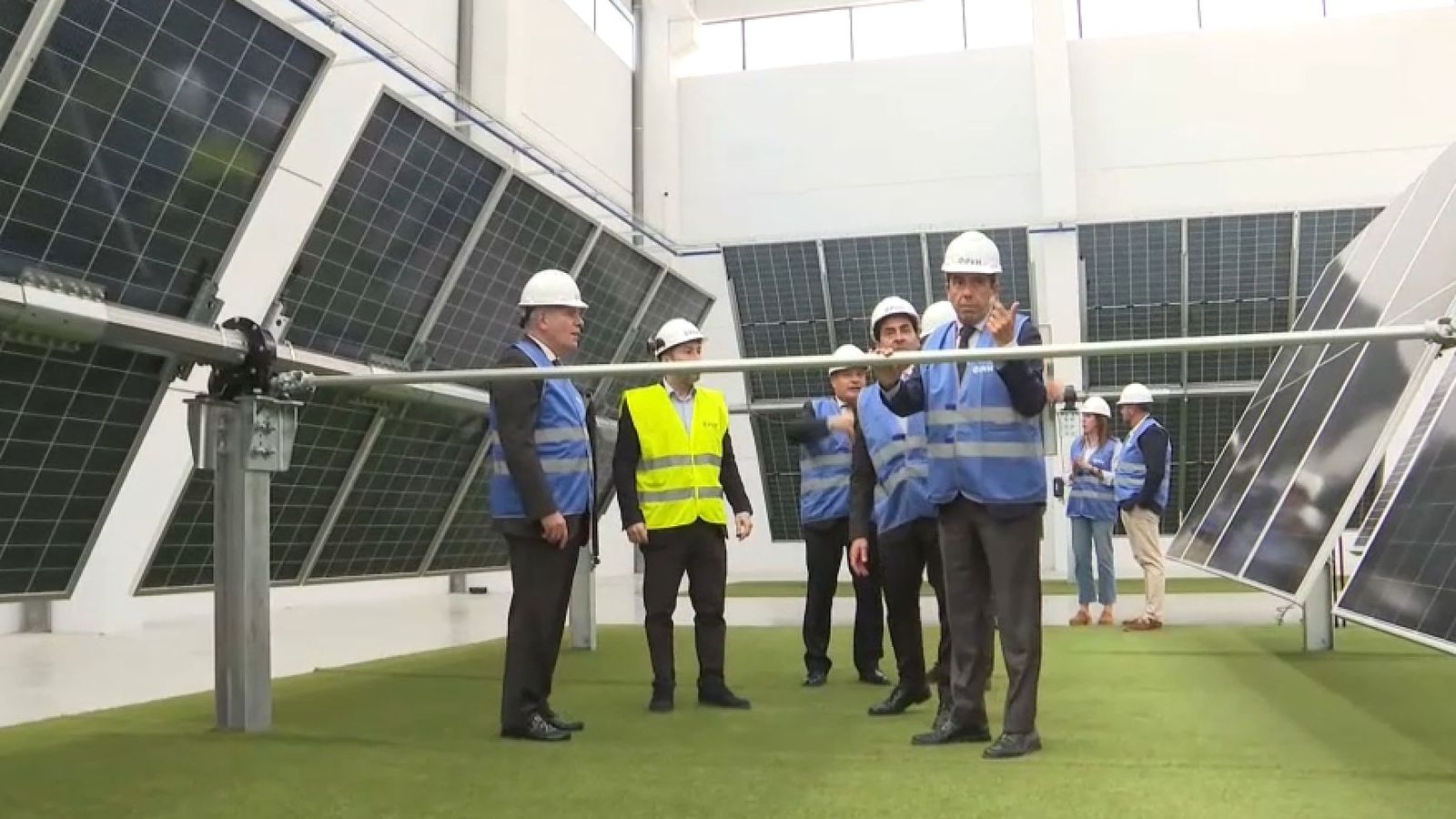 El president del Consell i els responsables de l'empresa del Grupo Gransolar recorren les instal·lacions de la seu de l'empresa a Xest