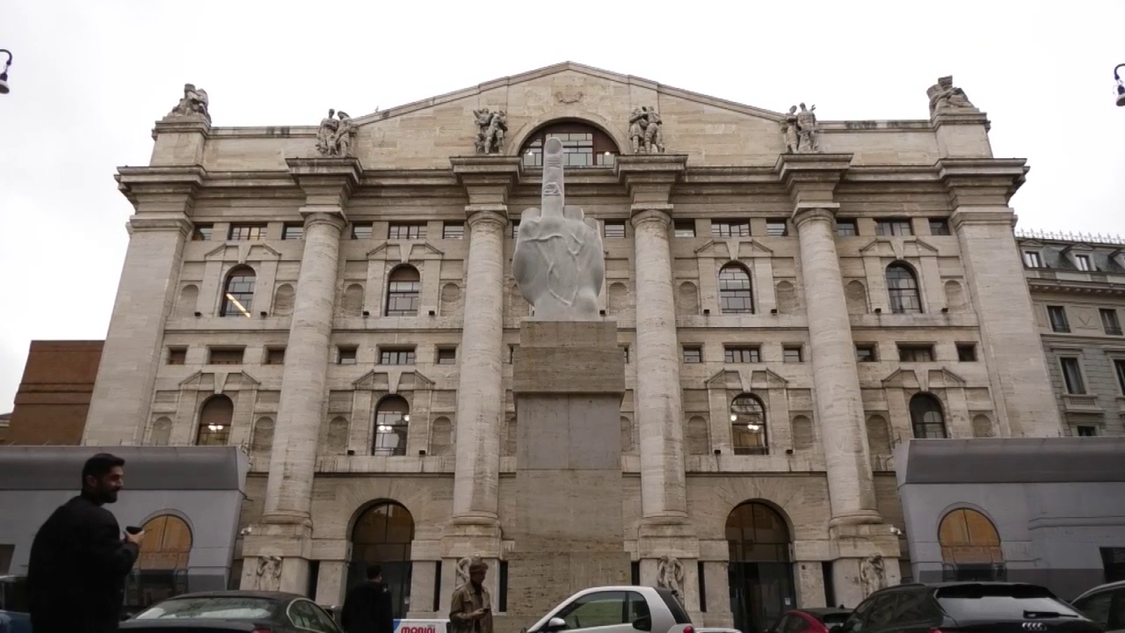 Il Dito di Cattelan, una obra polèmica al centre de Milà