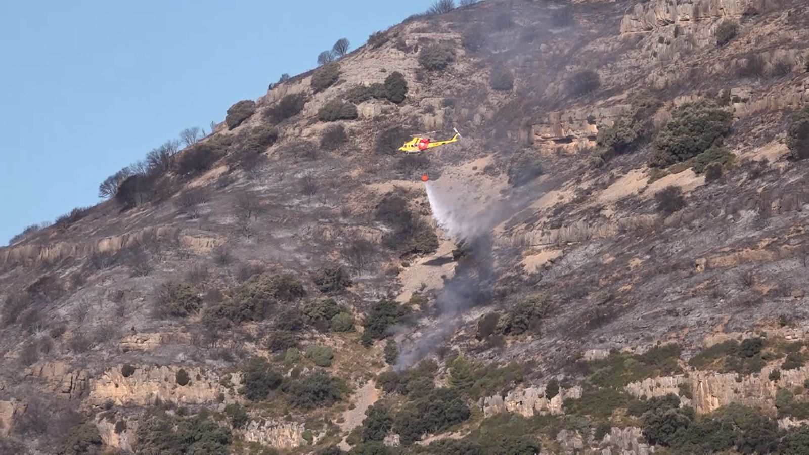 Mitjans aeris treballen en les tasques d'extinció