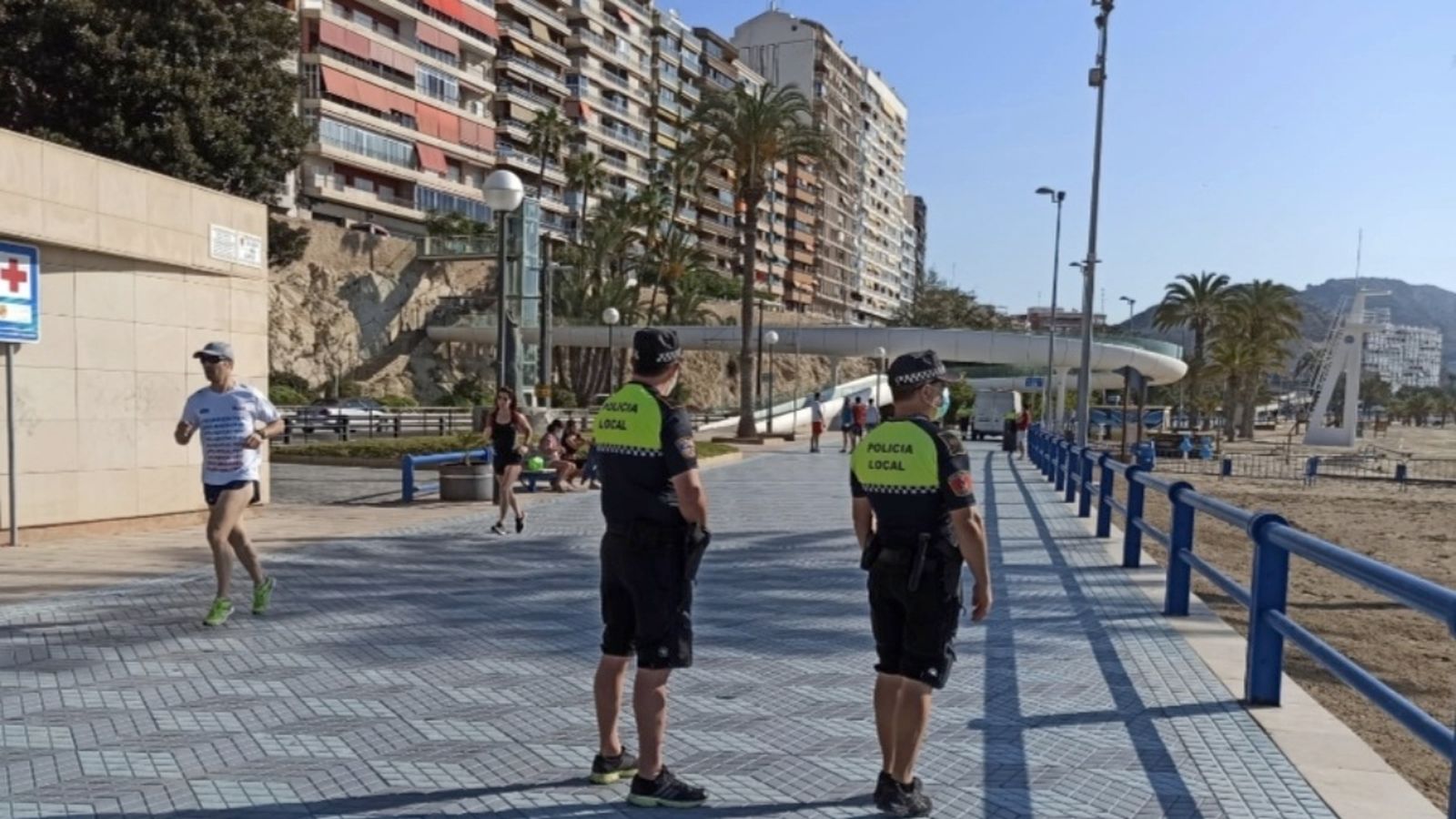 Agents de la Policia Local d'Alacant patrullen per la platja del Postiguet