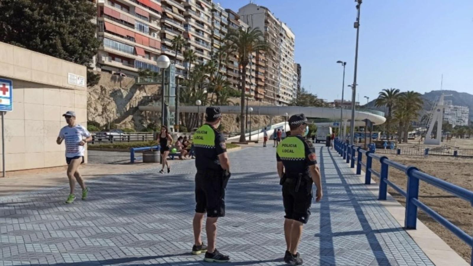 Agents de la Policia Local d'Alacant patrullen per la platja del Postiguet