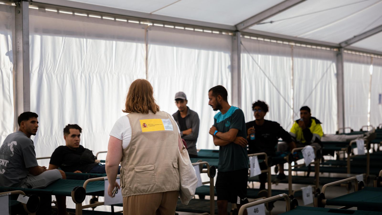 Un grup de migrants dels 1.700 que han pogut ser reallotjats al campament temporal del port de Ceuta