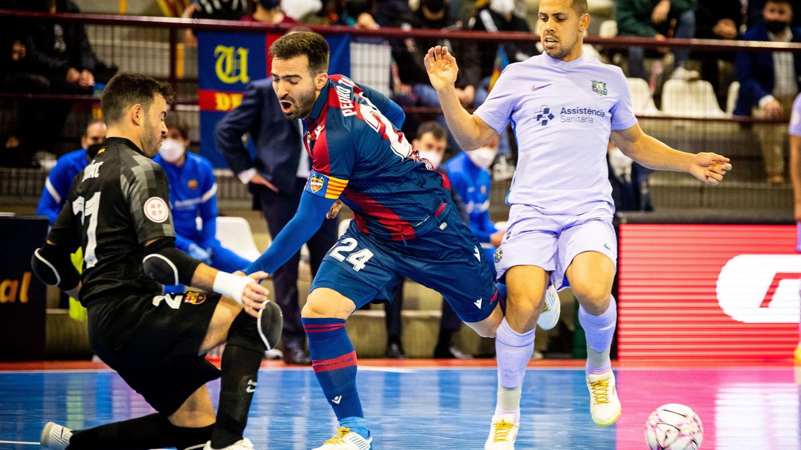 Una acció del partit entre el LLevant i el FC Barcelona disputat a Paterna