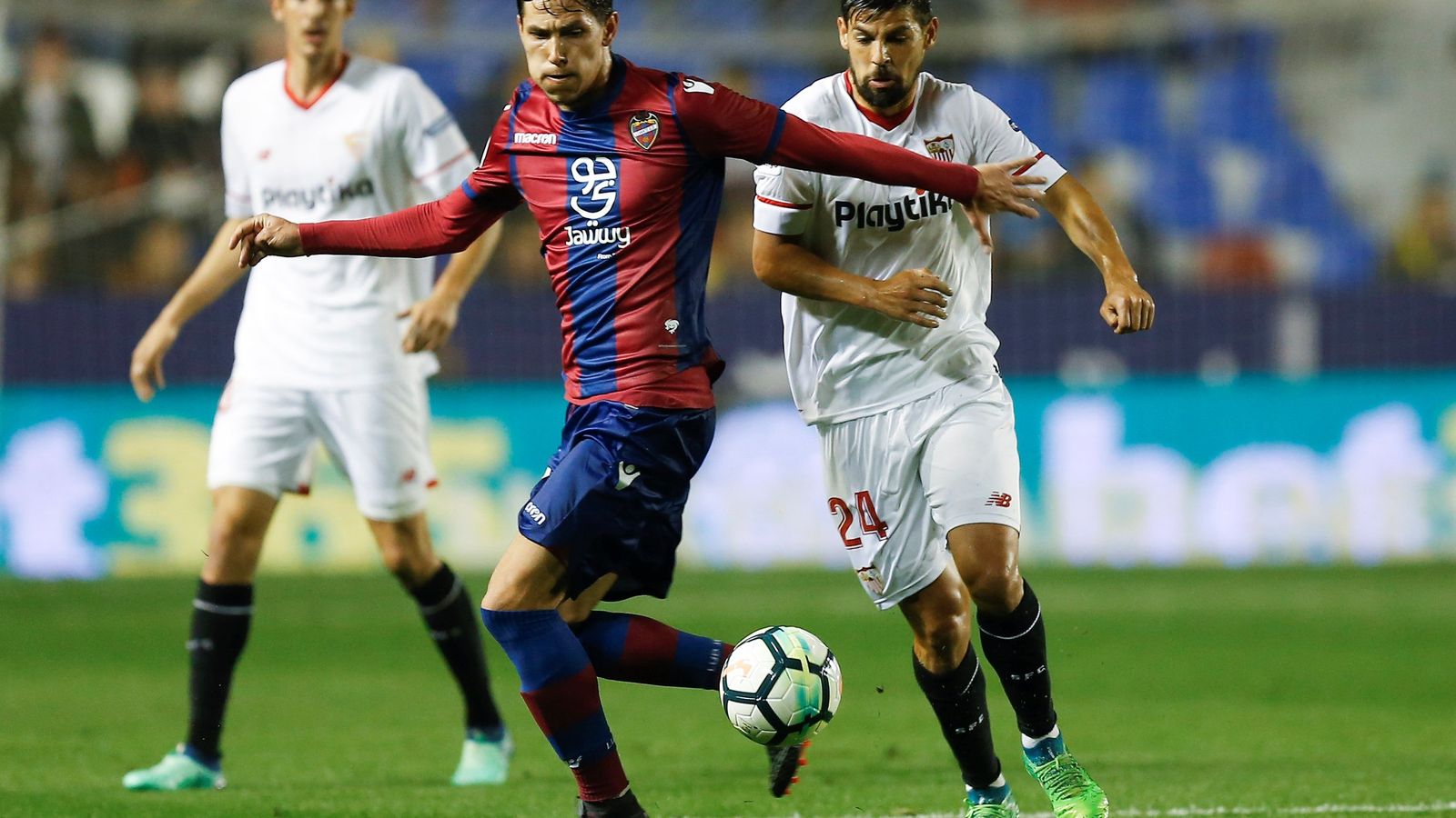 Sasa Lukic juga un baló contra Nolito