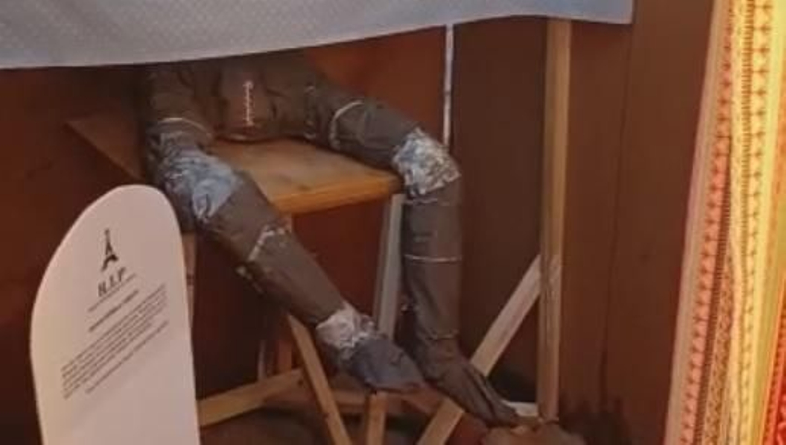 Figura que representa una xiqueta a qui han practicat l'ablació de la Falla Borull-Socors - '#Jesuis100sible'