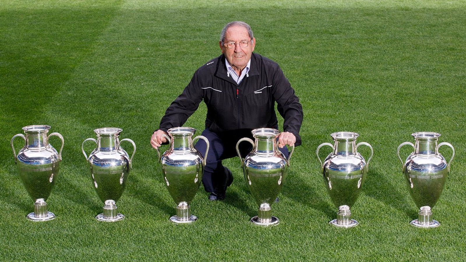 Paco Gento posa amb les 6 Copes d'Europa guanyades