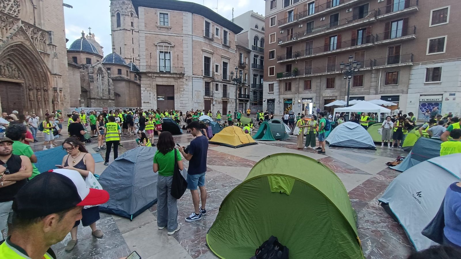 Les protestes del professorat d'este dilluns acaben amb una acampada en la plaça de la Mare de Déu