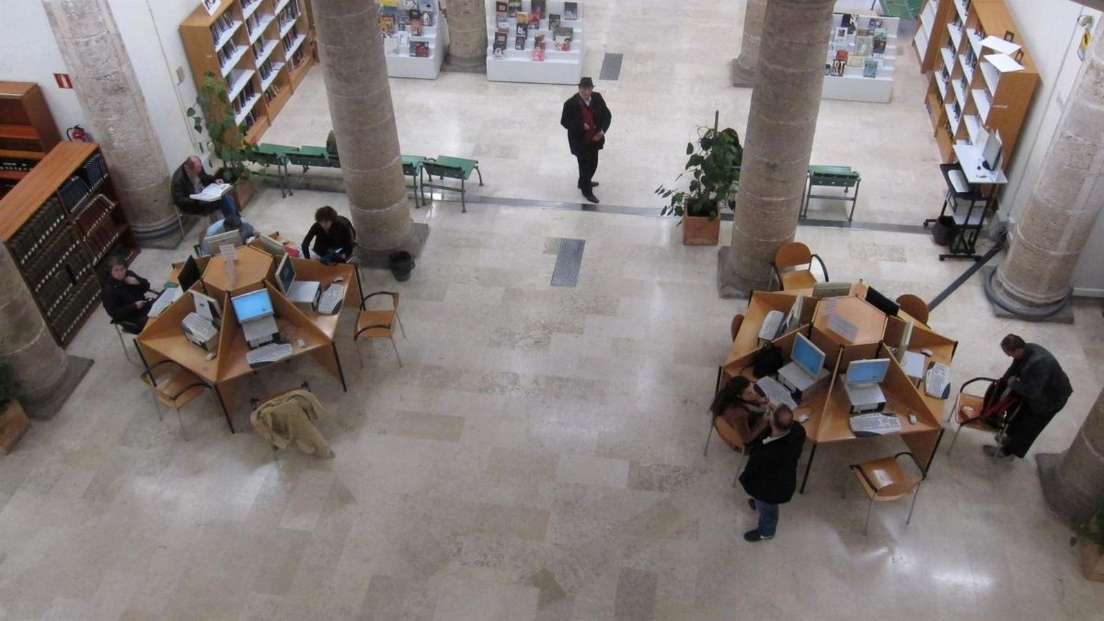 Una biblioteca valenciana en una imatge d'arxiu