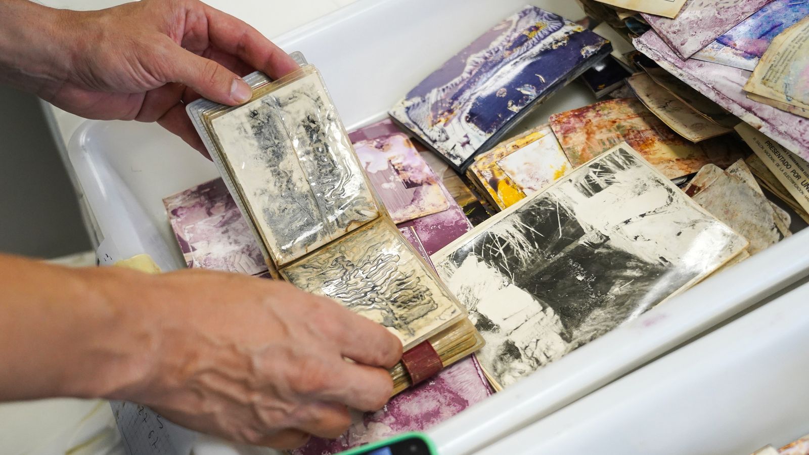 Fotografies familiars danyades per la dana