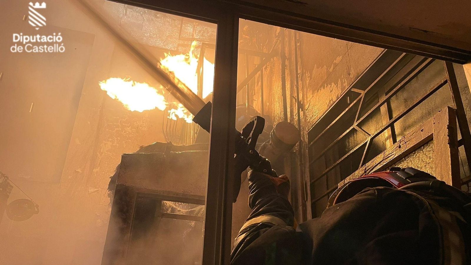 Un bombers treballant en les tasques d'extinció del foc