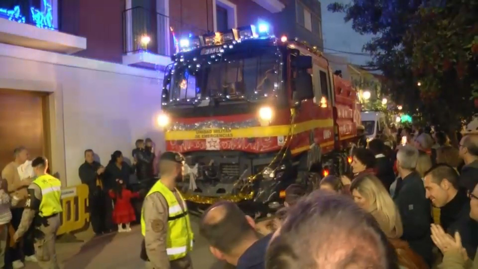 Un camió de l'UME decorat amb llums desfila pels carrers de la zona zero en la cavalcada de Reis