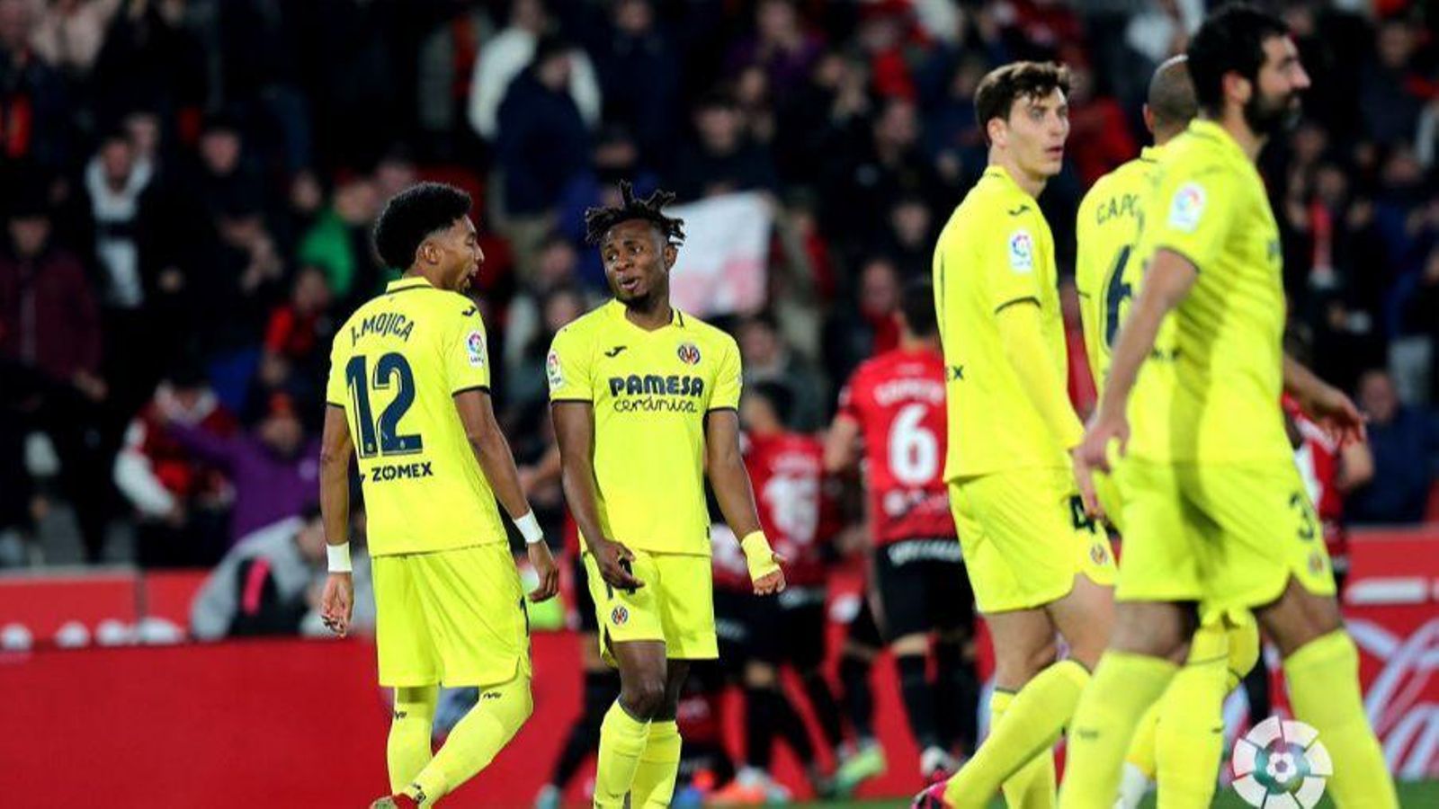 Els jugadors groguets es lamenten després d'un gol local Els jugadors groguets es lamenten després d'un gol local
