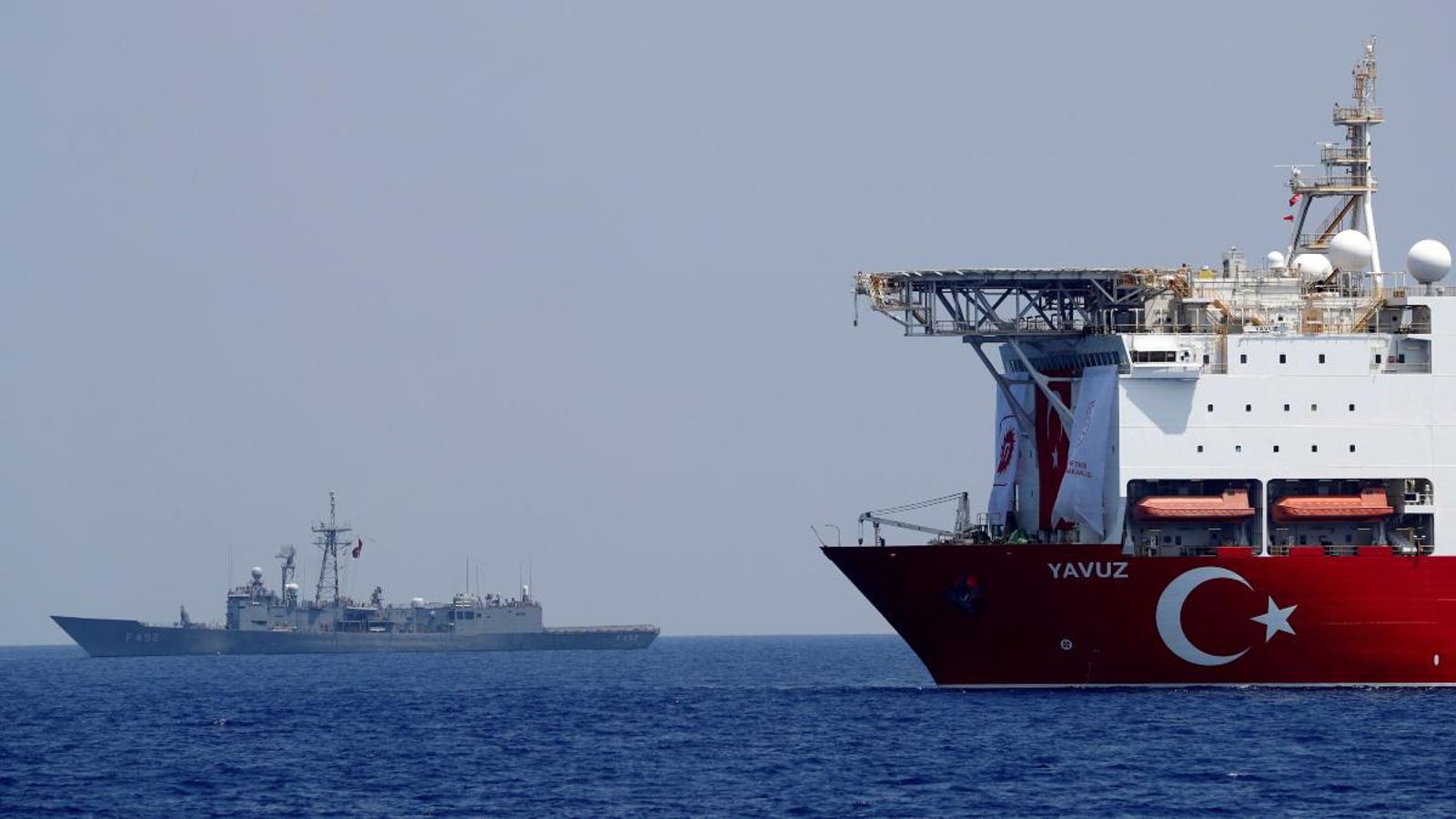 Imatge d'arxiu d'un vaixell turc escortat per una fragata al Mediterrani oriental.