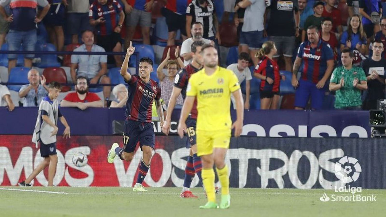 Brugué celebra el segon gol del Llevant