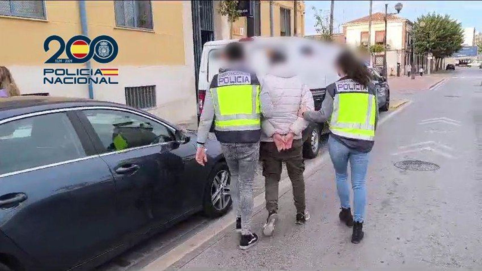 Agents de la Policia Nacional detenen el pressumpte agressor a Puçol